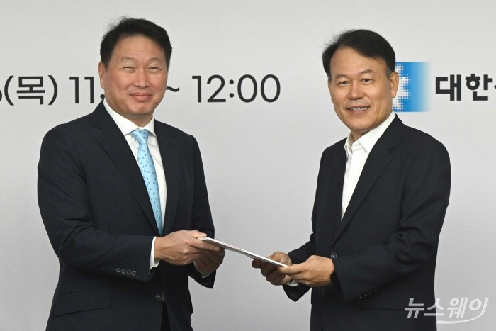 (오른쪽)윤한홍 국회 정무위원장과 최태원 대한상공회의소 회장이 26일 오전 서울 중구 대한상공회의소에서 열린 '윤한홍 국회 정무위원장 초청 간담회'에서 '지배구조 및 금융 선진화를 위한 경제계 건의' 제언문을 들고 기념촬영을 하고 있다. 사진=강민석 기자 kms@newsway.co.kr