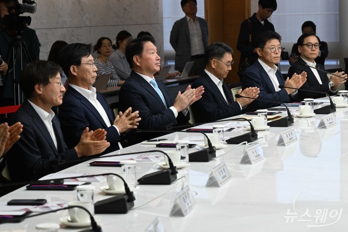 (오른쪽 네 번째)최태원 대한상공회의소 회장을 비롯한 주요 내빈들이 26일 오전 서울 중구 대한상공회의소에서 열린 '윤한홍 국회 정무위원장 초청 간담회'에서 박수를 치고 있다. 사진=강민석 기자 kms@newsway.co.kr