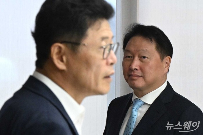 (오른쪽)최태원 대한상공회의소 회장이 26일 오전 서울 중구 대한상공회의소에서 열린 '윤한홍 국회 정무위원장 초청 간담회'에 참석하기 위해 미소를 지으며 간담회장으로 들어서고 있다. 사진=강민석 기자 kms@newsway.co.kr