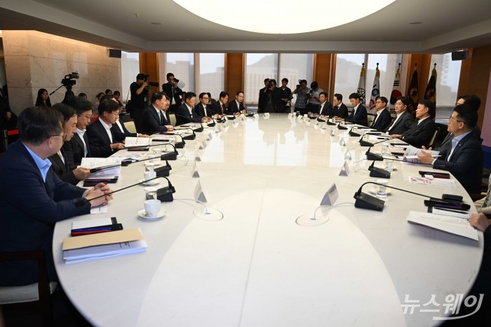 최태원 대한상공회의소 회장이 26일 오전 서울 중구 대한상공회의소에서 열린 '윤한홍 국회 정무위원장 초청 간담회'에서 개회사를 하고 있다. 사진=강민석 기자 kms@newsway.co.kr