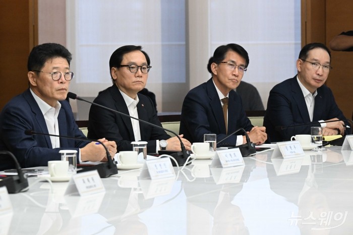 (왼쪽부터)이형희 SK 수펙스추구협의회 커뮤니케이션위원회 위원장과 신현우 한화 사장, 김동욱 현대자동차그룹 부사장, 김경한 포스코홀딩스 부사장이 26일 오전 서울 중구 대한상공회의소에서 열린 '윤한홍 국회 정무위원장 초청 간담회'에 참석해 자리하고 있다. 사진=강민석 기자 kms@newsway.co.kr