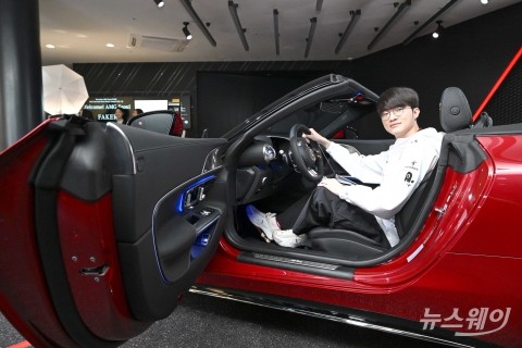 벤츠 "오직 페이커만을 위해"···이상혁에 전설의 車 전달