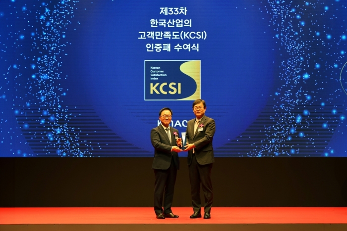26일 오전 서울 중구 장충동 신라호텔에서 열린 '한국산업의 고객만족도(KCSI)' 조사 우수기업 인증식에서 한광영. 현대홈쇼핑 대표이사가 TV홈쇼핑·인터넷쇼핑몰 부문 1위를 수상한 뒤 한수희 한국능률협회컨설팅 대표이사와 기념사진을 촬영하고 있다./사진=현대백화점그룹 제공