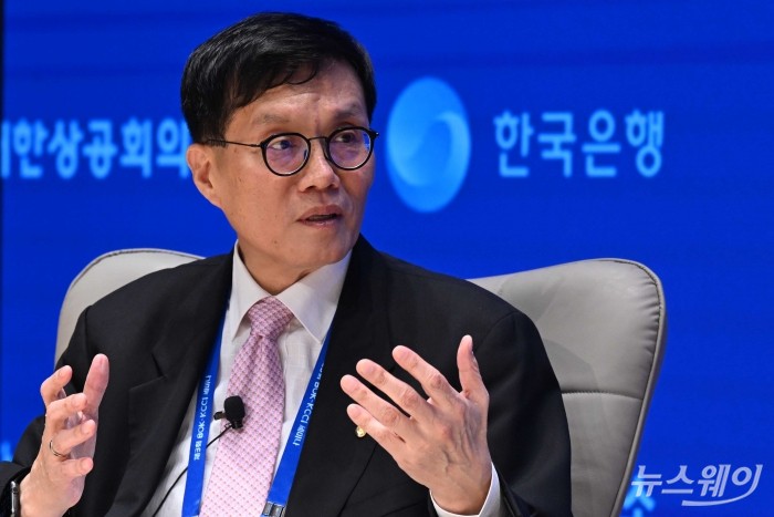 이창용 한국은행 총재가 27일 오후 서울 중구 한국은행 통합별관에서 열린 '제3회 한국은행-대한상공회의소 세미나'에서 대담을 하고 있다. 사진=강민석 기자 kms@newsway.co.kr
