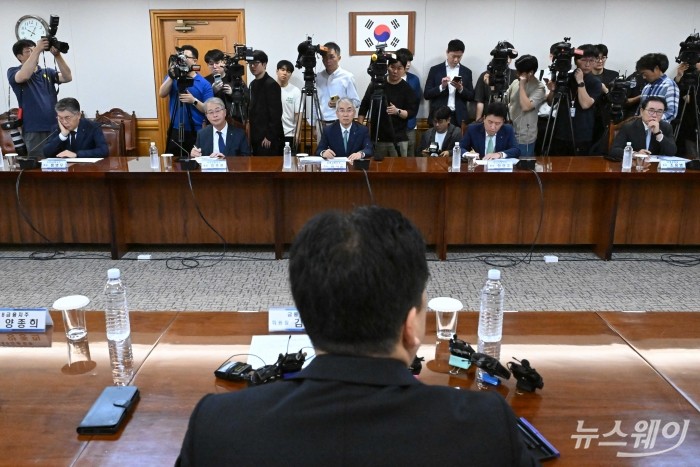 (오른쪽부터)조용병 은행연합회장, 함영주 하나금융지주 회장, 이석준 농협금융지주 회장, 임종룡 우리금융지주 회장, 황병우 DGB금융지주 회장이 30일 오전 서울 중구 은행연합회에서 열린 금융지주회장 간담회에서 김병환 금융위원회 위원장의 모두발언을 경청하고 있다. 사진=강민석 기자 kms@newsway.co.kr