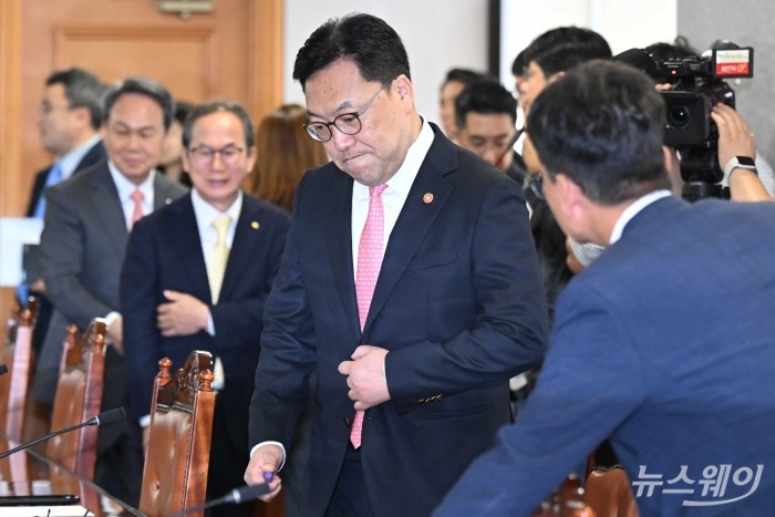 김병환 금융위원회 위원장이 30일 오전 서울 중구 은행연합회에서 열린 금융지주회장 간담회에 참석하기 위해 자리로 이동하고 있다. 사진=강민석 기자 kms@newsway.co.kr