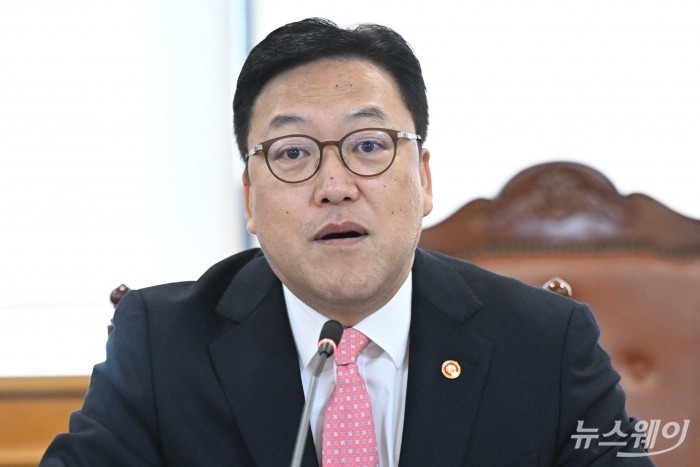 김병환 금융위원회 위원장이 30일 오전 서울 중구 은행연합회에서 열린 금융지주회장 간담회에서 모두발언을 하고 있다. 사진=강민석 기자 kms@newsway.co.kr