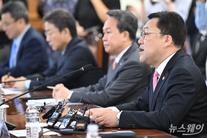김병환 금융위원회 위원장이 30일 오전 서울 중구 은행연합회에서 열린 금융지주회장 간담회에서 모두발언을 하고 있다. 사진=강민석 기자 kms@newsway.co.kr