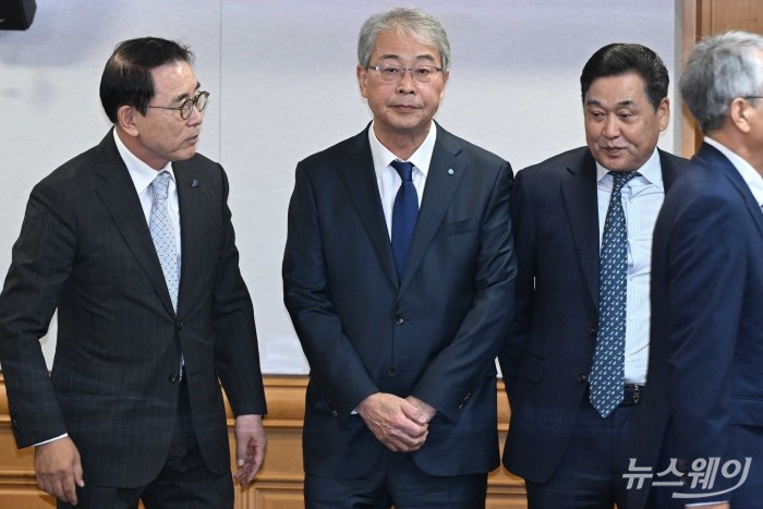 (중앙)임종룡 우리금융지주 회장이 30일 오전 서울 중구 은행연합회에서 열린 금융지주회장 간담회에서 주요 내빈들과 기념촬영을 하기 위해 연단에 서 있다. (왼쪽부터)조용병 은행연합회장, 임 우리금융지주 회장, 김기홍 JB금융지주 회장. 사진=강민석 기자 kms@newsway.co.kr
