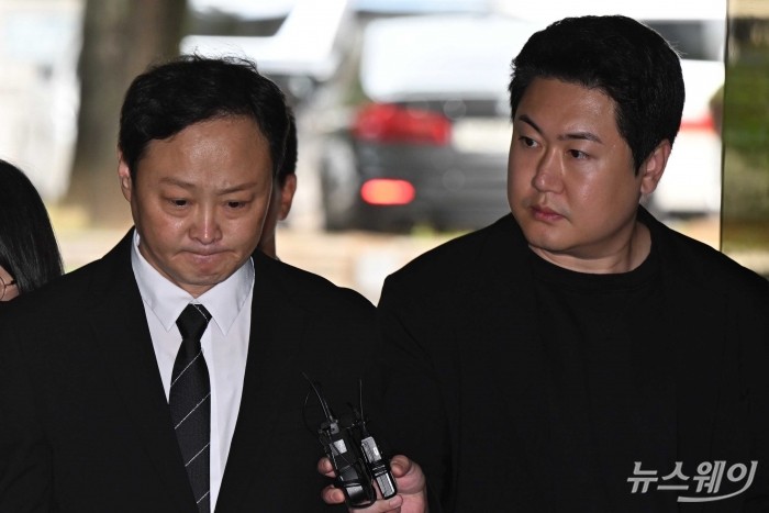 류광진 티몬 대표가 10일 오전 서울 서초구 중앙지방법원에서 열린 구속 전 피의자 심문(영장실질심사)에 특정경제범죄 가중처벌 법률 위반(사기·횡령·배임) 등 혐의로 법원에 출석하던 중 고개를 숙이며 취재진의 질문을 듣고 있다. 사진=강민석 기자 kms@newsway.co.kr