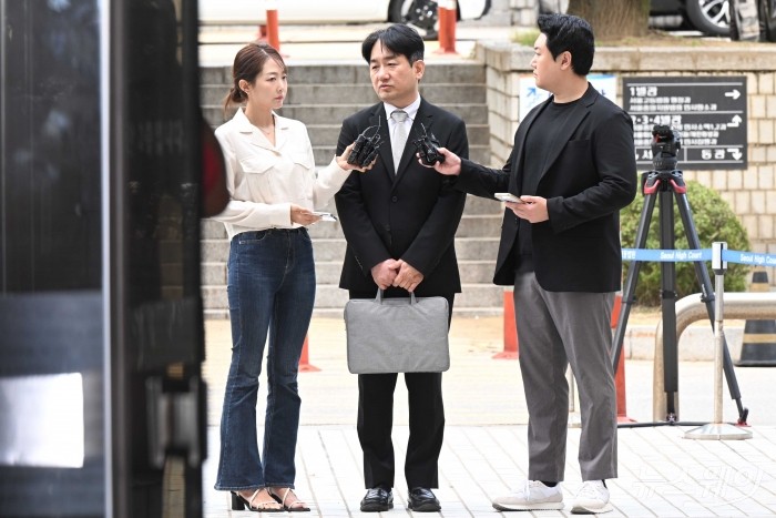 류화현 위메프 대표가 10일 오전 서울 서초구 중앙지방법원에서 열린 구속 전 피의자 심문(영장실질심사)에 특정경제범죄 가중처벌 법률 위반(사기·횡령·배임) 등 혐의로 법원에 출석하던 중 취재진의 질문에 답변하고 있다. 사진=강민석 기자 kms@newsway.co.kr