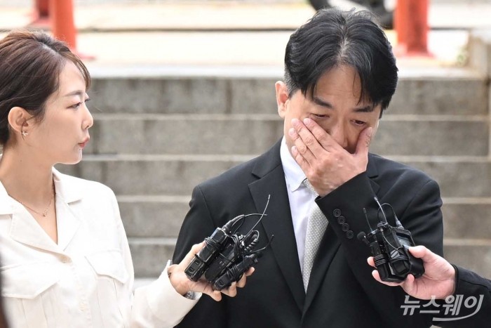 류화현 위메프 대표가 10일 오전 서울 서초구 중앙지방법원에서 열린 구속 전 피의자 심문(영장실질심사)에 특정경제범죄 가중처벌 법률 위반(사기·횡령·배임) 등 혐의로 법원에 출석하던 중 취재진의 질문을 듣고 얼굴을 만지고 있다. 사진=강민석 기자 kms@newsway.co.kr