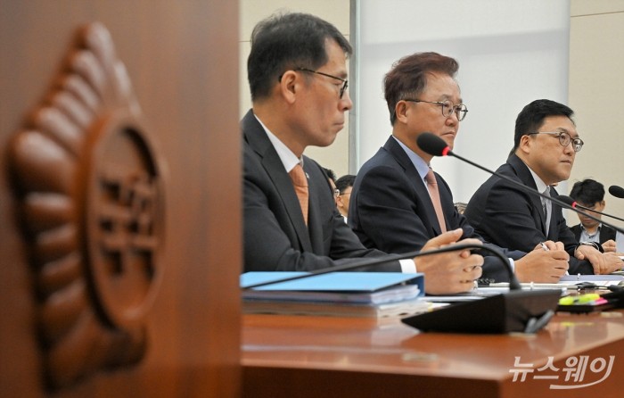 김병환 금융위원장이 10일 오전 서울 여의도 국회 정무위원회에서 열린 금융위원회·한국산업은행·중소기업은행에 대한 국정감사에 출석해 의원의 질의에 답하고 있다. (왼쪽부터) 김성태 중소기업은행장, 강석훈 한국산업은행 회장, 김병환 금융위원장 사진=이수길 기자 Leo2004@newsway.co.kr