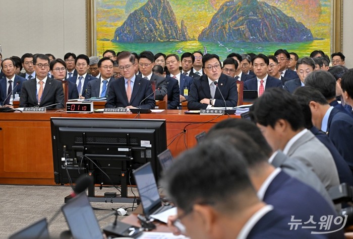 김병환 금융위원장이 10일 오전 서울 여의도 국회 정무위원회에서 열린 금융위원회·한국산업은행·중소기업은행에 대한 국정감사에 출석해 의원의 질의에 답하고 있다. 사진=이수길 기자 Leo2004@newsway.co.kr