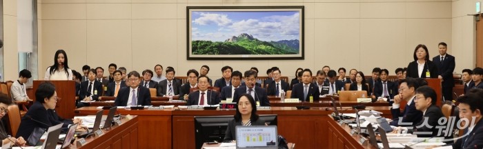 뉴진스의 멤버 하니가 15일 오후 서울 여의도 국회 환경노동위원회에서 열린 '경제사회노동위원회·중앙노동위원회·최저임금위원회·산업재해보상보험재심사위원회·고용보험심사위원회·고용노동부고객상담센터·서울지방고용노동청 등'에 대한 2024년 국정감사에 참고인으로 출석해 의원들의 질의에 답변하고 있다. 사진=국회사진공동취재단
