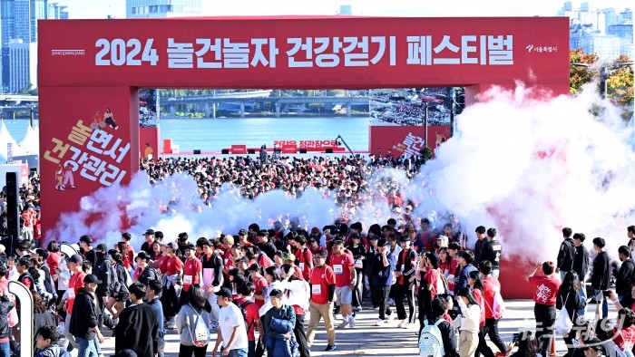'놀건 놀자 건강 걷기 페스티벌' 참가자들이 19일 오전 서울 여의도 한강공원 이벤트 광장에서 '건강 걷기' 스타팅을 하고 있다. 사진=강민석 기자 kms@newsway.co.kr