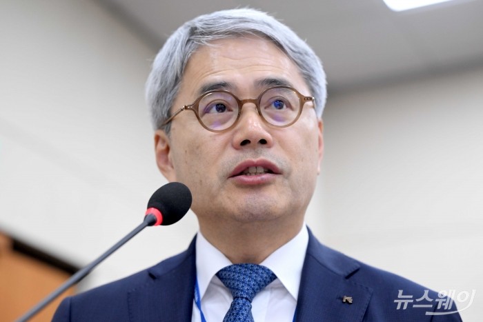 윤희성 한국수출입은행장이 21일 오전 서울 여의도 국회 기획재정위원회에서 열린 한국수출입은행·한국조폐공사·한국재정정보원·한국원산지정보원·한국통계정보원 등에 대한 2024년 국정감사에서 업무보고를 하고 있다. 사진=강민석 기자 kms@newsway.co.kr