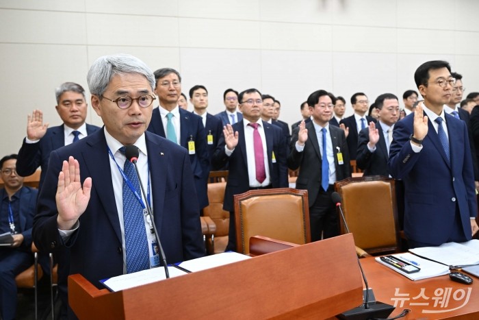 윤희성 한국수출입은행장이 21일 오전 서울 여의도 국회 기획재정위원회에서 열린 한국수출입은행·한국조폐공사·한국재정정보원·한국원산지정보원·한국통계정보원 등에 대한 2024년 국정감사에서 증인선서를 하고 있다. 사진=강민석 기자 kms@newsway.co.kr
