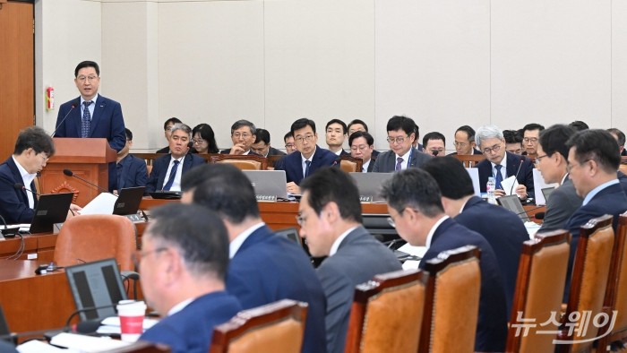 성창훈 한국조폐공사 사장이 21일 오전 서울 여의도 국회 기획재정위원회에서 열린 한국수출입은행·한국조폐공사·한국재정정보원·한국원산지정보원·한국통계정보원 등에 대한 2024년 국정감사에서 업무보고를 하고 있다. 사진=강민석 기자 kms@newsway.co.kr