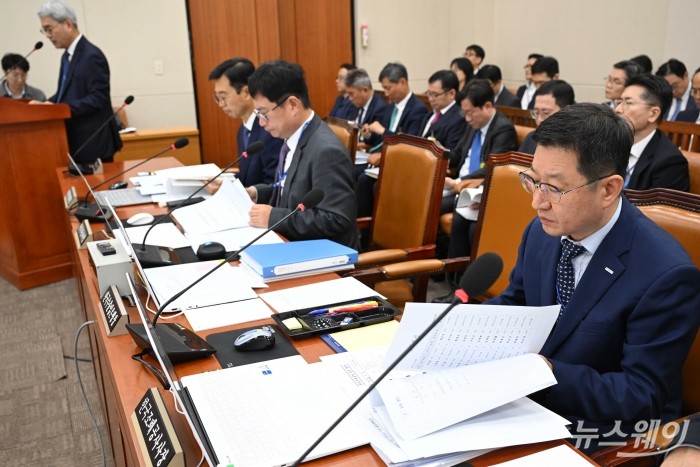 (오른쪽 첫 번째)성창훈 한국조폐공사 사장이 21일 오전 서울 여의도 국회 기획재정위원회에서 열린 한국수출입은행·한국조폐공사·한국재정정보원·한국원산지정보원·한국통계정보원 등에 대한 2024년 국정감사에 출석해 자료를 살펴보고 있다. 사진=강민석 기자 kms@newsway.co.kr