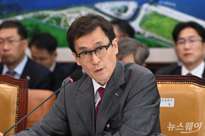 함진규 한국도로공사 사장이 21일 오전 서울 여의도 국회 국토교통위원회에서 열린 한국도로공사·한국교통안전공단·한국도로공사서비스에 대한 2024년 국정감사에서 의원의 질의에 답변하고 있다. 사진=강민석 기자 kms@newsway.co.kr