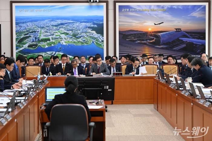 함진규 한국도로공사 사장이 21일 오전 서울 여의도 국회 국토교통위원회에서 열린 한국도로공사·한국교통안전공단·한국도로공사서비스에 대한 2024년 국정감사에서 의원의 질의에 답변하고 있다. 사진=강민석 기자 kms@newsway.co.kr