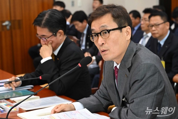 함진규 한국도로공사 사장이 21일 오전 서울 여의도 국회 국토교통위원회에서 열린 한국도로공사·한국교통안전공단·한국도로공사서비스에 대한 2024년 국정감사에서 의원의 질의에 답변하고 있다. 사진=강민석 기자 kms@newsway.co.kr