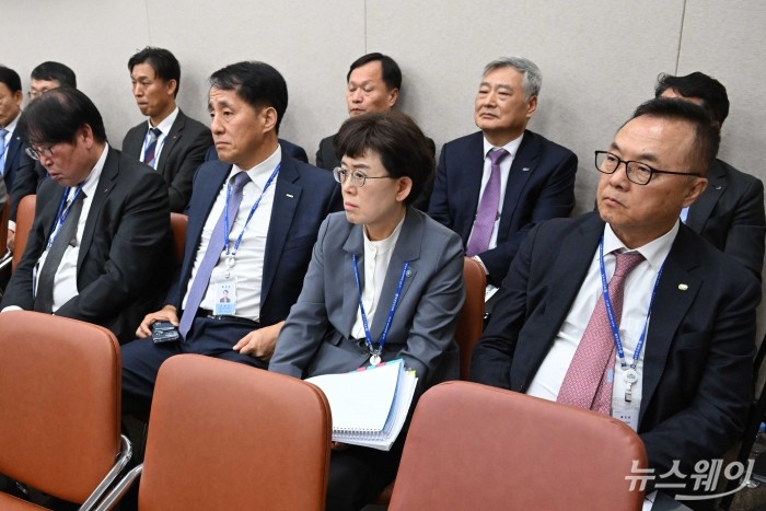 (오른쪽부터)황주호 한국수력원자력 사장, 최연혜 한국가스공사 사장, 장영진 한국무역보험공사 사장, 이승재 한국에너지기술평가원 원장이 24일 오후 서울 여의도 국회 산업통상자원중소벤처기업위원회에서 열린 산업통상자원부 등에 대한 2024년도 종합국정감사에 출석해 자리하고 있다. 사진=강민석 기자 kms@newsway.co.kr
