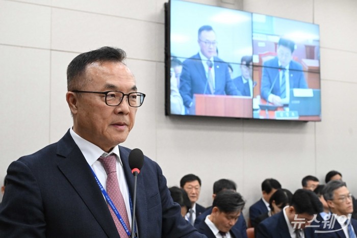 황주호 한국수력원자력 사장이 24일 오후 서울 여의도 국회 산업통상자원중소벤처기업위원회에서 열린 산업통상자원부 등에 대한 2024년도 종합국정감사에서 의원의 질의에 답변하고 있다. 사진=강민석 기자 kms@newsway.co.kr