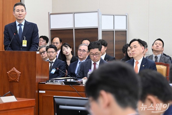 김경훈 구글코리아 대표가 25일 오후 서울 여의도 국회 과학기술정보방송통신위원회에서 열린 과학기술정보통신부·원자력안전위원회·우주항공청 및 소관 감사대상기관 전체에 대한 2024년 종합국정감사에서 의원의 질의를 경청하고 있다. 사진=강민석 기자 kms@newsway.co.kr