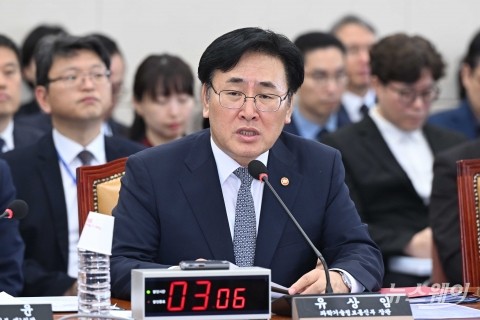 과방위 종합국감에서 질의 답하는 유상임 과기부 장관