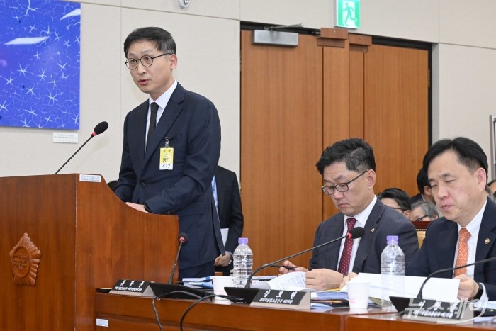 윤태양 삼성전자 최고안전책임자가 25일 오후 서울 여의도 국회 과학기술정보방송통신위원회에서 열린 과학기술정보통신부·원자력안전위원회·우주항공청 및 소관 감사대상기관 전체에 대한 2024년 종합국정감사에서 의원의 질의에 답변하고 있다. 사진=강민석 기자 kms@newsway.co.kr