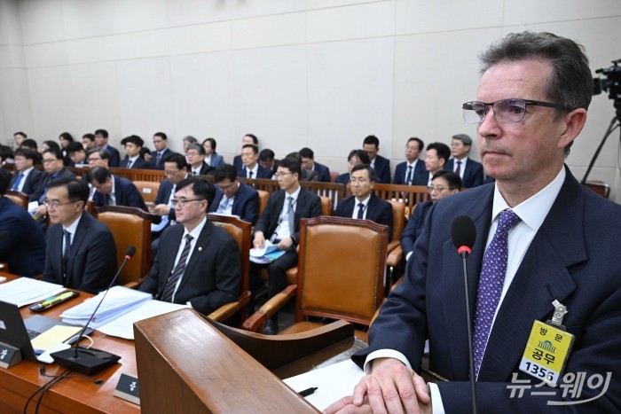 피터 알덴우드 애플코리아 대표이사가 28일 오후 서울 여의도 국회 기획재정위원회에서 열린 기획재정부·국세청·관세청·조달청·통계청에 대한 2024년도 종합국정감사에서 의원의 질의를 경청하고 있다. 사진=강민석 기자 kms@newsway.co.kr