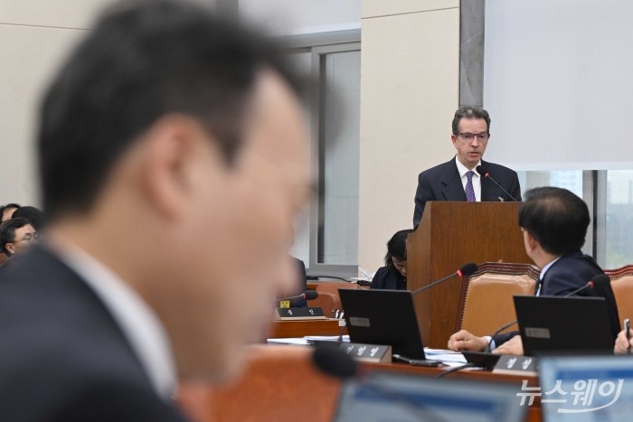 피터 알덴우드 애플코리아 대표이사가 28일 오후 서울 여의도 국회 기획재정위원회에서 열린 기획재정부·국세청·관세청·조달청·통계청에 대한 2024년도 종합국정감사에서 의원의 질의에 답변하고 있다. 사진=강민석 기자 kms@newsway.co.kr