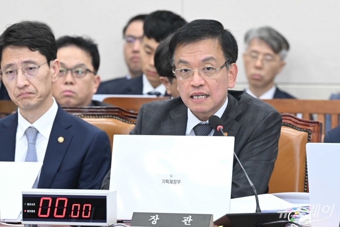 최상목 부총리 겸 기획재정부 장관이 28일 오후 서울 여의도 국회 기획재정위원회에서 열린 기획재정부·국세청·관세청·조달청·통계청에 대한 2024년도 종합국정감사에서 의원의 질의에 답변하고 있다. 사진=강민석 기자 kms@newsway.co.kr