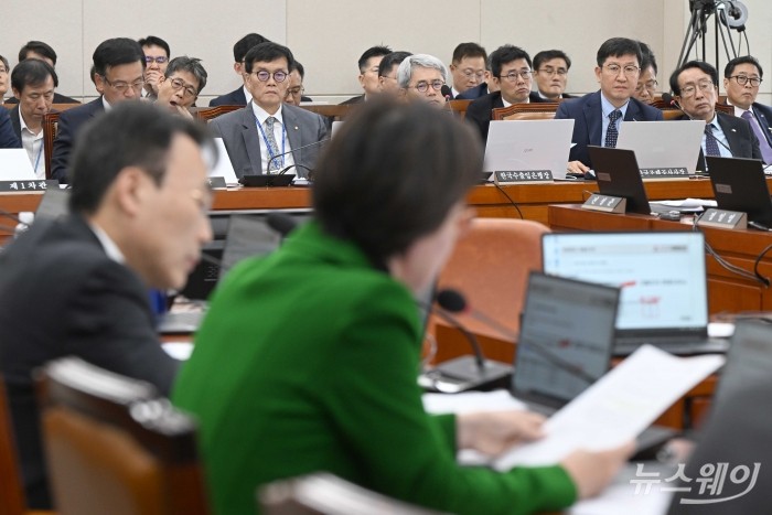 (오른쪽 두 번째)성창훈 한국조폐공사장이 29일 오후 서울 여의도 국회 기획재정위원회에서 열린 기획재정부·한국은행·한국수출입은행·한국조폐공사·한국투자공사·한국재정정보원·한국원산지정보원·한국통계정보원에 대한 2024년도 종합국정감사에서 의원의 질의를 경청하고 있다. 사진=강민석 기자 kms@newsway.co.kr
