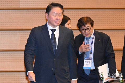 '탄소중립과 에너지 정책 세미나' 향하는 최태원 대한상의 회장