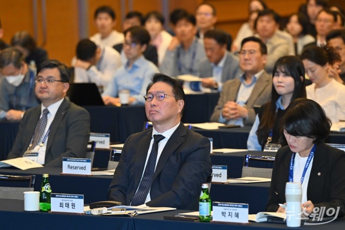 최태원 대한상공회의소 회장이 30일 오후 서울 중구 대한상공회의소에서 열린 2024 탄소중립과 에너지 정책 세미나에서 조홍종 단국대학교 경제학과 교수의 발표를 경청하고 있다. 사진=강민석 기자 kms@newsway.co.kr