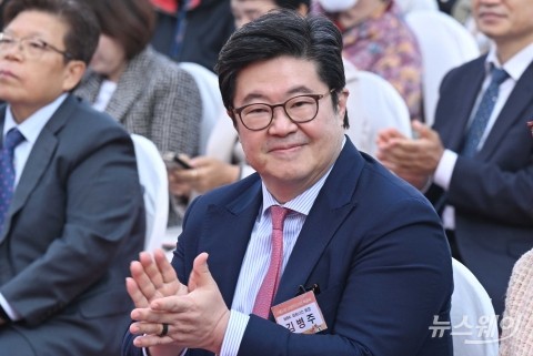 미소 머금고 박수치는 김병주 MBK 파트너스 회장