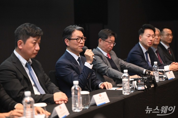 임종훈 한미사이언스 대표이사가 7일 오후 서울 여의도 글래드호텔에서 열린 한미그룹 기자회견에서 취재진의 질문에 답변하고 있다. 사진=강민석 기자 kms@newsway.co.kr