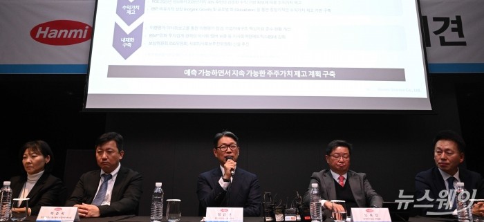 임종훈 한미사이언스 대표이사가 7일 오후 서울 여의도 글래드호텔에서 열린 한미그룹 기자회견에서 취재진의 질문에 답변하고 있다. 사진=강민석 기자 kms@newsway.co.kr