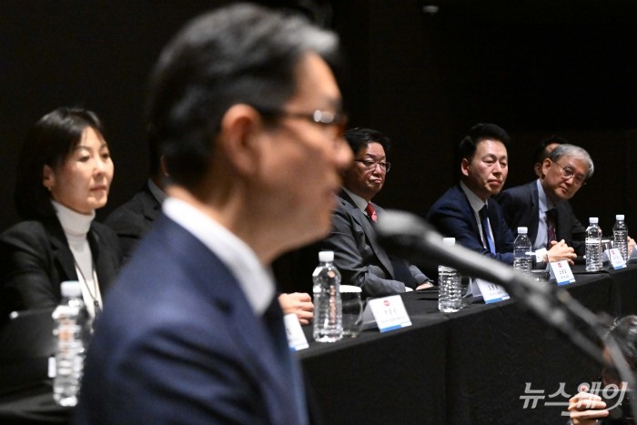 (왼쪽부터)로이스 김 한미그룹 브랜드본부장 부사장, 노용갑 한미사이언스 부회장, 우기석 온라인팜 대표이사, 장영길 한미정밀화학 대표이사가 7일 오후 서울 여의도 글래드호텔에서 열린 한미그룹 기자회견에서 임종훈 한미사이언스 대표이사의 인사말을 경청 하고 있다. 사진=강민석 기자 kms@newsway.co.kr