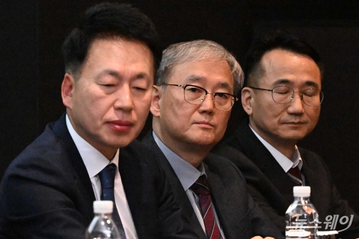 (중앙)장영길 한미정밀화학 대표이사가 7일 오후 서울 여의도 글래드호텔에서 열린 한미그룹 기자회견에 참석해 자리하고 있다. 사진=강민석 기자 kms@newsway.co.kr