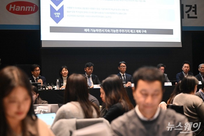 (왼쪽부터) 김영호 한미사이언스 경영지원 상무, 로이스 김 한미그룹 브랜드본부장 부사장, 박준석 한미사이언스 헬스케어 부사장, 임종훈 한미사이언스 대표이사, 노용갑 한미사이언스 부회장, 우기석 온라인팜 대표이사, 장영길 한미정밀화학 대표이사, 이동환 JVM 대표이사가 7일 오후 서울 여의도 글래드호텔에서 열린 한미그룹 기자회견에 참석해 취재진의 질문을 경청하고 있다. 사진=강민석 기자 kms@newsway.co.kr