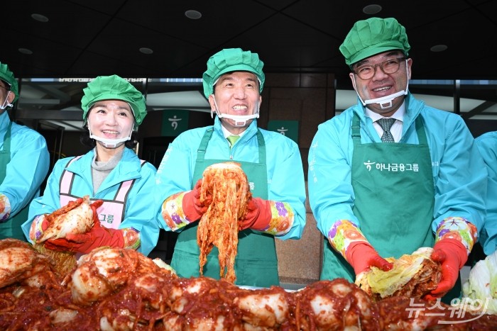 (중앙)함영주 하나금융그룹 회장과 (오른쪽)이은형 하나금융그룹 부회장을 비롯한 임원들이 11일 오전 서울 중구 하나금융그룹명동사옥 정문에서 열린 2024년 모두하나데이 '사랑의 김장나눔'에서 김장을 하고 있다. 사진=강민석 기자 kms@newsway.co.kr