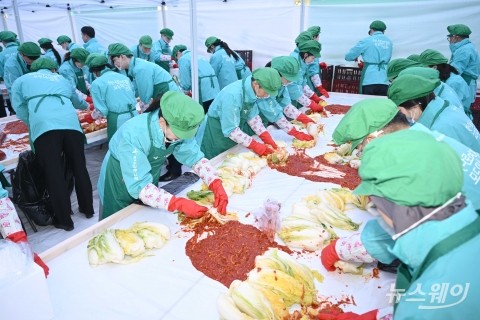 '사랑의 김장나눔' 동참하는 하나금융그룹 임직원들
