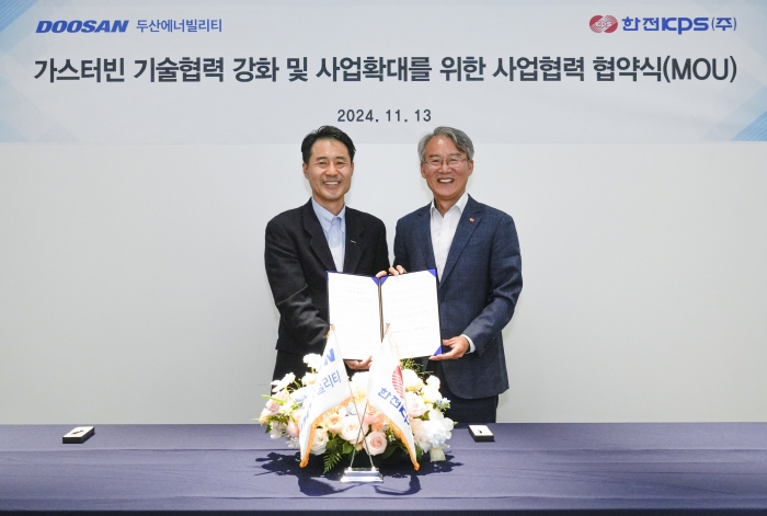 13일 경기도 분당두산타워에서 열린 '가스터빈 기술 협력 강화 및 사업 확대를 위한 협력 협약(MOU)' 체결식에서 한전KPS 김도윤 발전안전사업본부장(오른쪽)과 두산에너빌리티 손승우 파워서비스 BG장이 협약서에 서명 후 기념촬영을 하고 있다. 사진=두산에너빌리티 제공