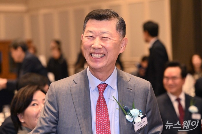 김홍국 하림그룹 회장이 18일 오전 서울 관악구 서울대학교 호암교수회관에서 열린 '월드푸드테크포럼'에서 미소를 짓고 있다. 사진=강민석 기자 kms@newsway.co.kr