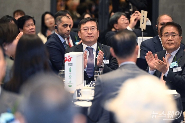 (중앙)김남정 동원그룹 회장이 18일 오전 서울 관악구 서울대학교 호암교수회관에서 열린 '월드푸드테크포럼'에 참석해 박수를 치고 있다. 사진=강민석 기자 kms@newsway.co.kr