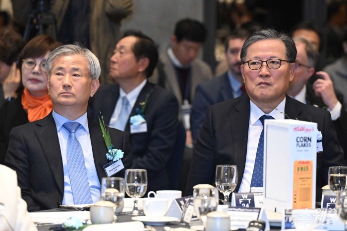 (오른쪽)이효율 풀무원 총괄CEO와 김상훈 사조대림 대표가 18일 오전 서울 관악구 서울대학교 호암교수회관에서 열린 '월드푸드테크포럼'에 참석해 자리하고 있다. 사진=강민석 기자 kms@newsway.co.kr
